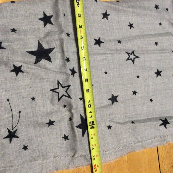 New VICTORIAS SECRET Gray Stars SCARF Embroidered - Picture 4 of 7